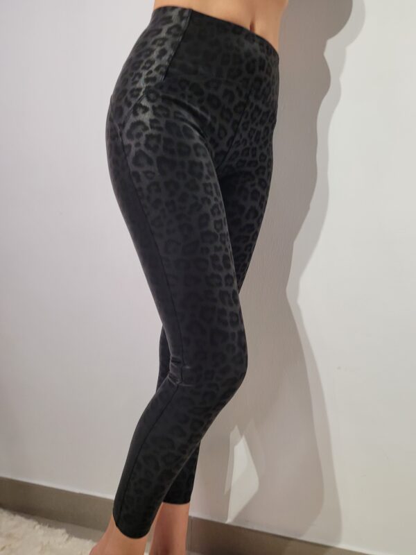 LEGGINS EFECTO CUERO ESTAMPADO