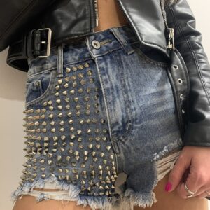 Pantalón corto tachuelas