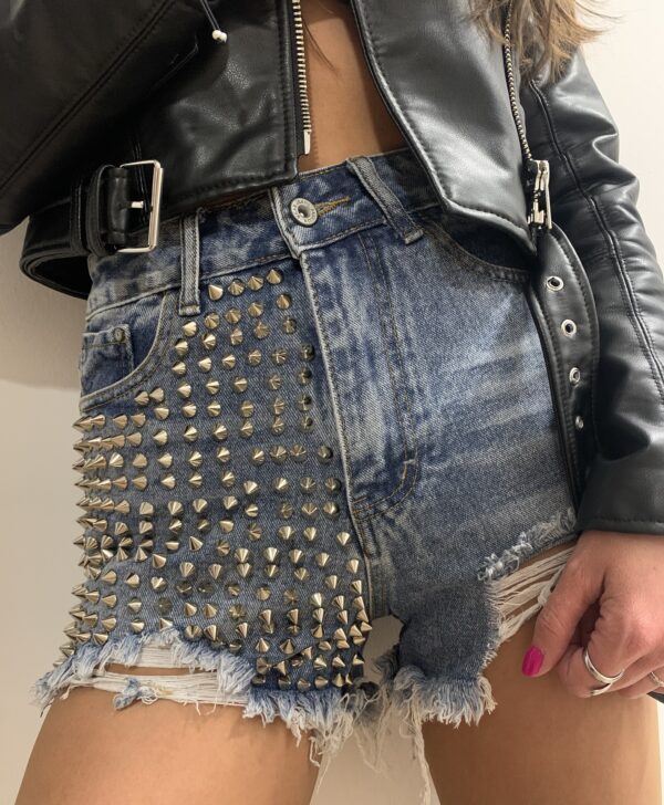 Pantalón corto tachuelas