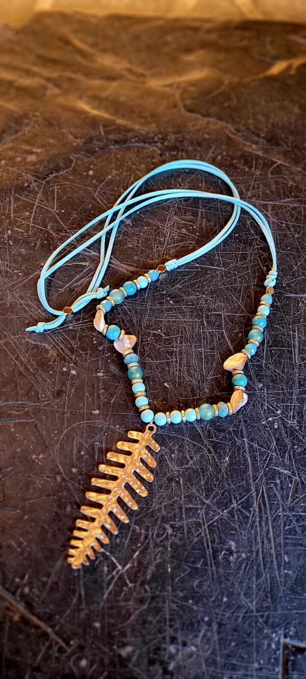 Collar azul hoja