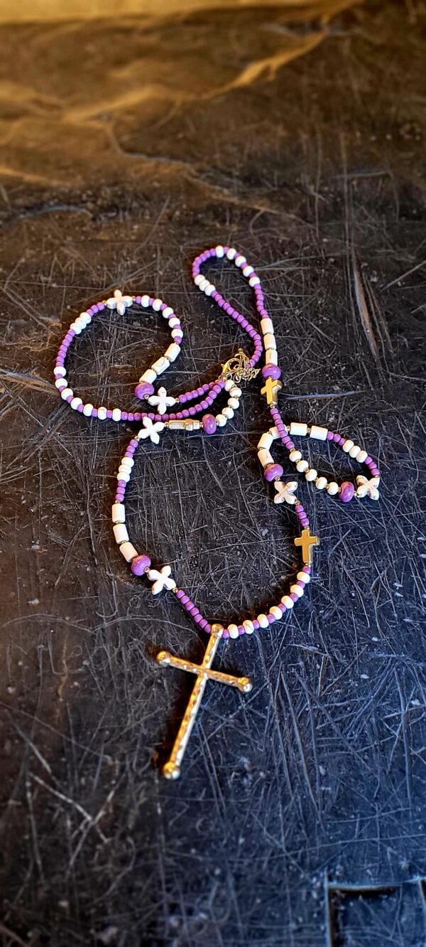 Collar lila cruz