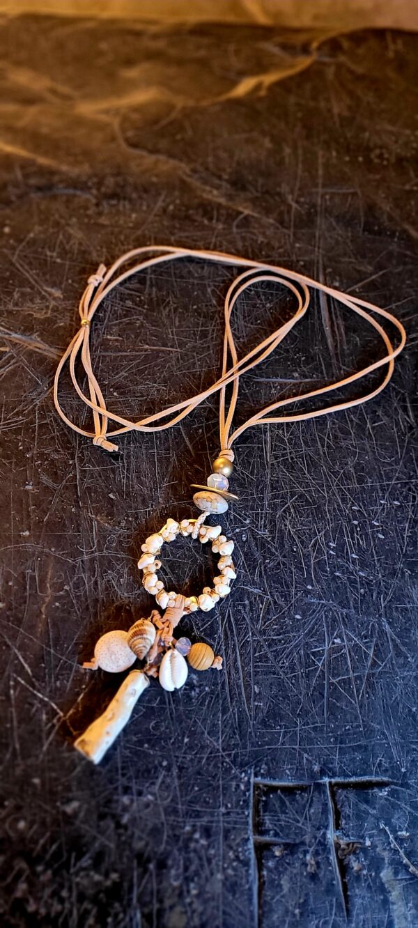 Collar beige conchas