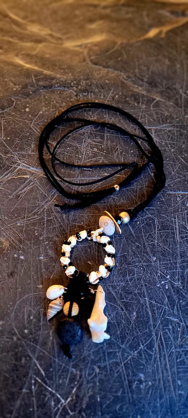 Collar negro conchas