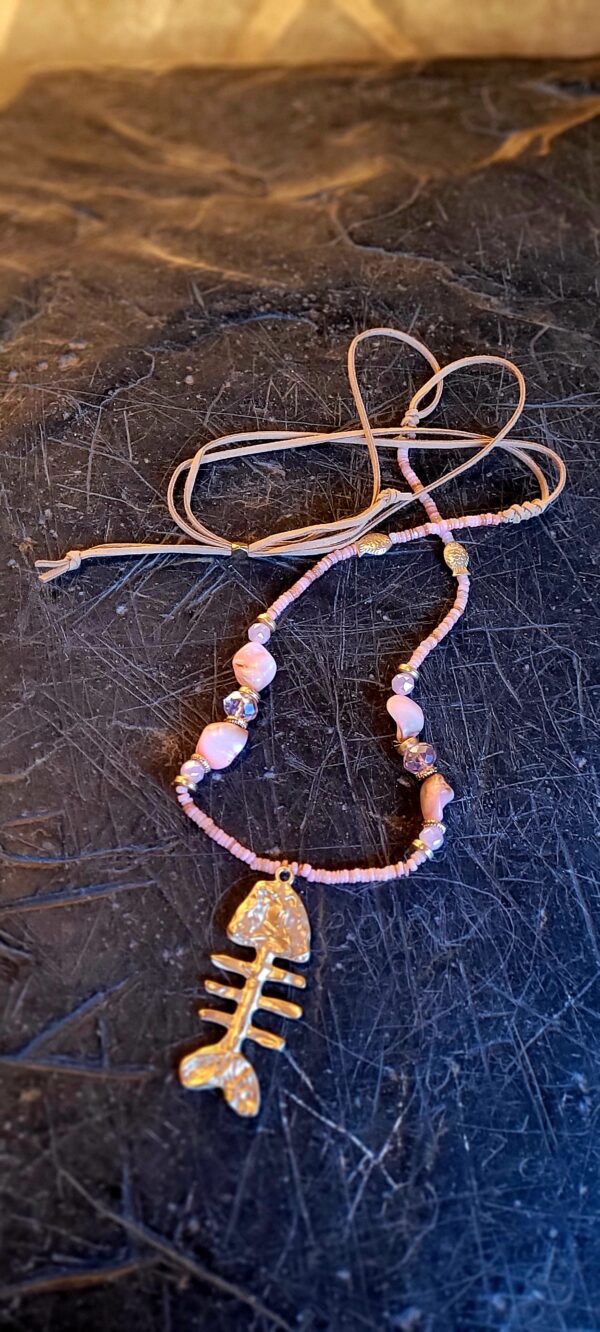 Collar rosa pez